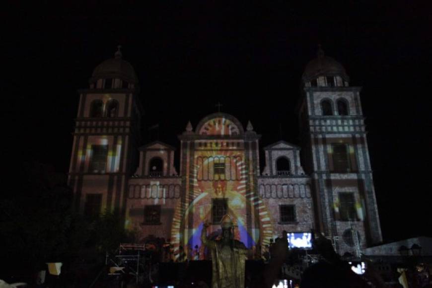 Los feligreses disfrutaron en la alborada de un videomapping. FOTOS: Andro Rodríguez