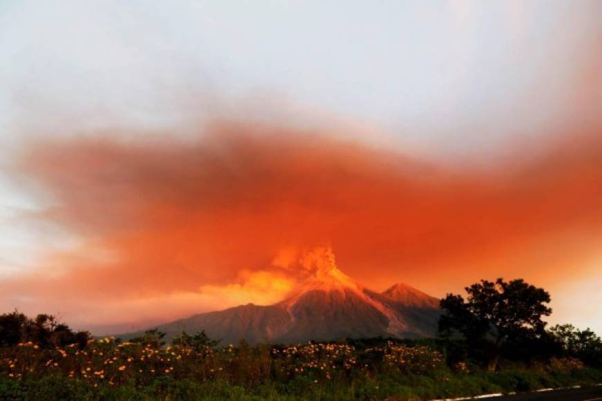 Las constantes explosiones fuertes del cono generan columnas de ceniza que se elevan a 7.000 metros de altura sobre el nivel del mar, aseguró el ente científico, que considera al de Fuego como 'el volcán más peligroso de Guatemala'.<br/>