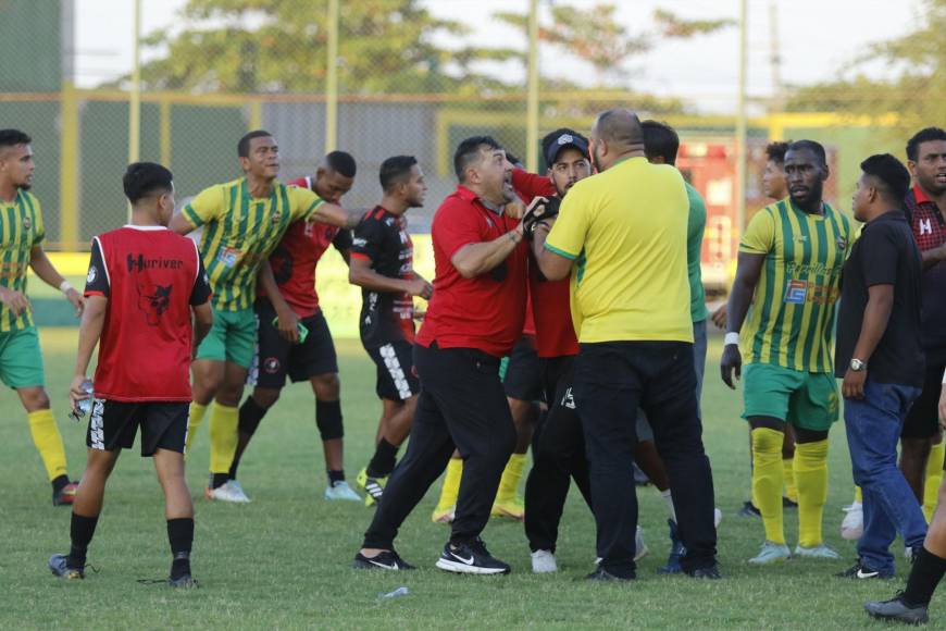 Tato García reveló que la explosión suya y del cuerpo técnico se debió al desleal golpe hacia su jugador: “La agresión cobarde del Chimbo le destrozó la cara a Raudales, me enoja que un señor de 35 años venga a pegarle a uno de 18 que bien podría ser mi hijo. Nosotros nos vamos encima del cuarto árbitro para preguntarle si vio el golpe y nos contestó que sí, y han hecho ver como si nosotros fuimos a agredir al árbitro y no fue así, no tenemos nada contra los referís”.