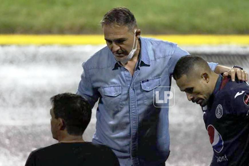 Hernán ‘La Tota‘ Medina dando indicaciones a Omar Elvir, quien entró en lugar de Cristopher Meléndez.