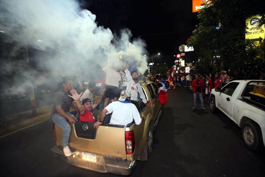 En caravana festejaron los aficionados del Olimpia la obtención de la Copa 35 en la historia de la Liga Nacional.