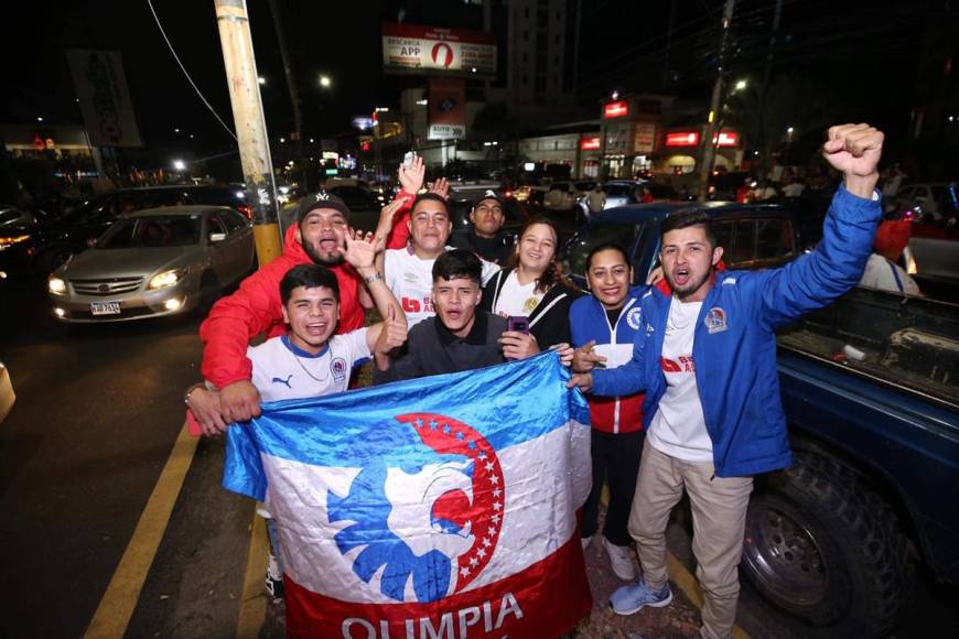 Así fue la celebración de los aficionados del Olimpia tras ganar la Copa 35 en la historia de la Liga Nacional.