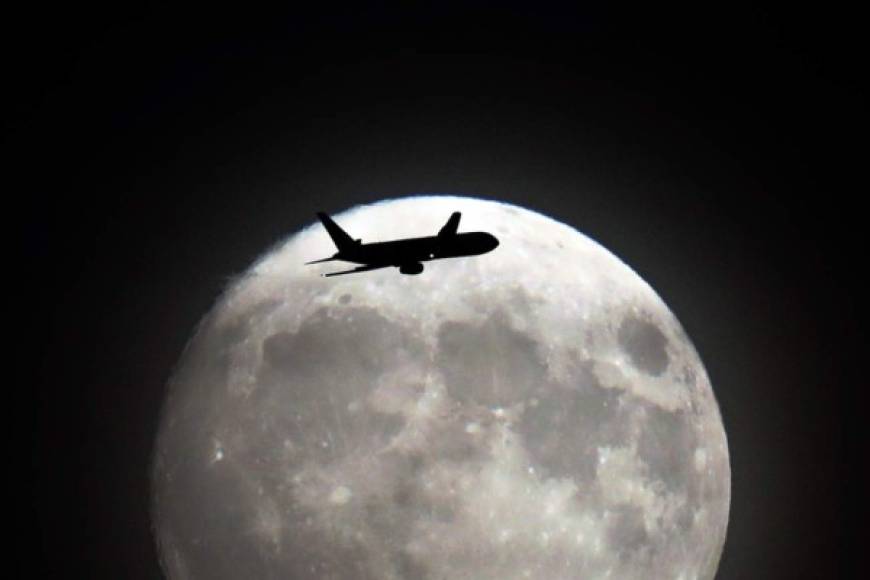 Este lunes 14 de noviembre se verá la Luna más grande y brillante desde el 25 de enero de 1948. En algunas partes del mundo ya la disfrutan. Un jet vuela frente a la luna en su acercamiento al aeropuerto de Heathrow en el oeste de Londres. AFP<br/><br/><br/>
