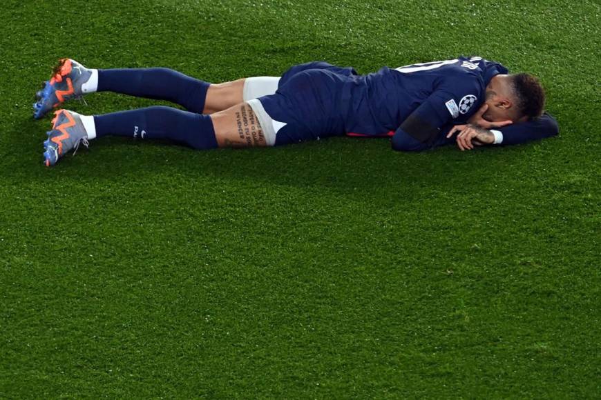 Neymar se duele en el suelo tras el golpe que le dio Benjamin Pavard.