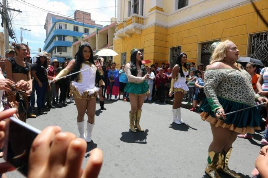 Las excéntricas palillonas del Frente Nacional de Resistencia Popular marcharon por las calles de Tegucigalpa antes de enfrentarse con la Policía.