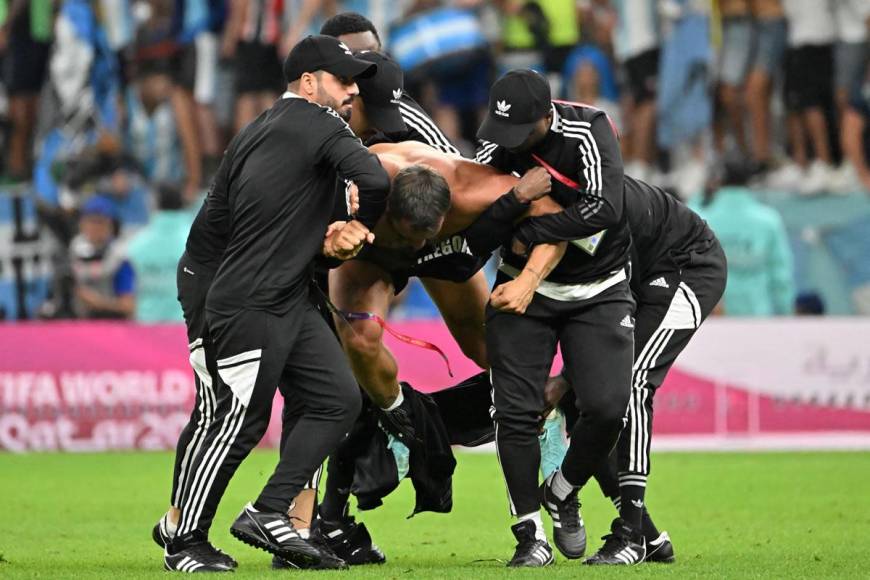 El hombre terminó casi desnudo tras ser sujetado por los miembros de seguridad del estadio.