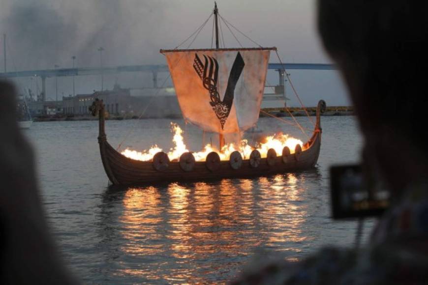 El evento también incluye presentaciones especiales, como la quema de este barco para la serie 'Vikingos'.