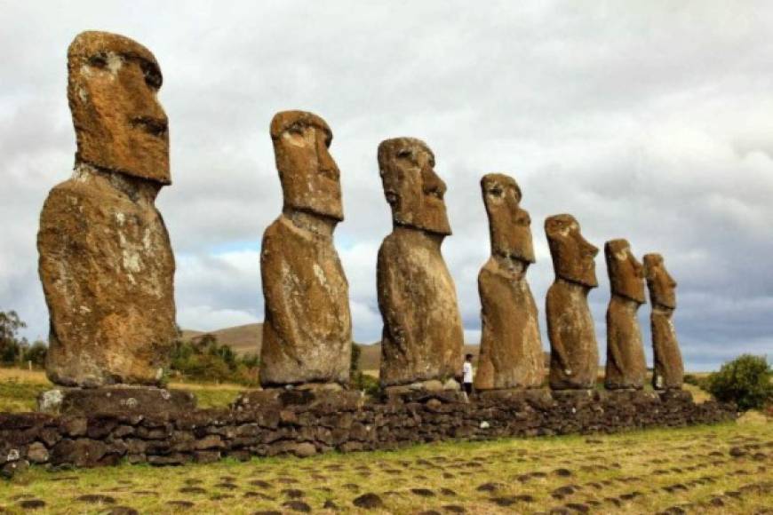 LOS MOAIS.<br/>Estas enormes estátuas que se encuentran en la Isla de Pascua en pleno Pacífico Sur han hecho preguntarse a más de alguno cómo hicieron sus creadores para erigirlos, pues algunos miden hasta 10 metros de altura y pesan más de 100 toneladas. Su propósito es también un misterio.