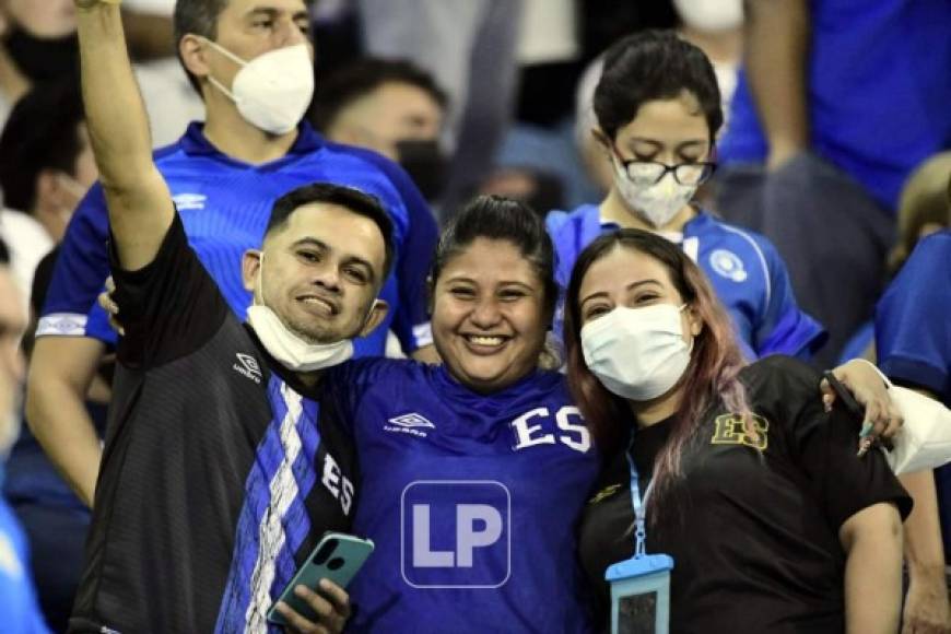 Los salvadoreños se mostraron felices por volver a disfrutar de un partido eliminatorio en el Cuscatlán.