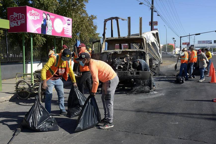A partir del viernes y sábado, personal de gobierno realizaba labores de limpieza en Culiacán mientras regresa la relativa tranquilidad al lugar en donde cientos de vehículos fueron quemados, además de reportarse más de dos docenas de muertos.