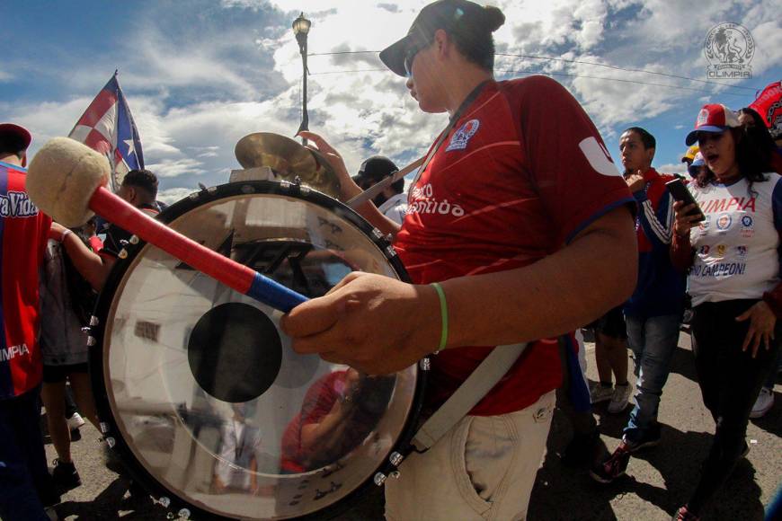 Una gran fiesta armaron los aficionados del Olimpia en las afueras del estadio Nacional Chelato Uclés.