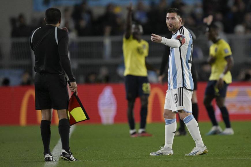Messi reclamándole a uno de los árbitros asistentes en el partido.