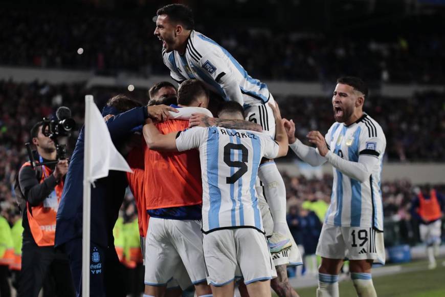 El festejo de los jugadores argentinos después del golazo de Messi.