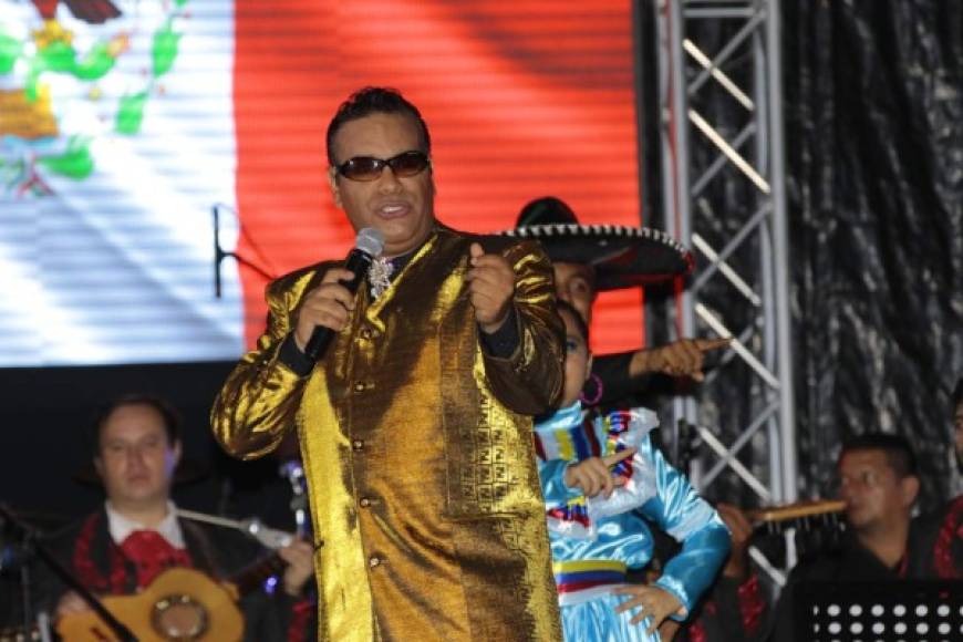 Iaan Gabriel, el doble oficial mexicano de Juan Gabriel, alegró la noche y realizó el show central del ¡Viva México! Fest 2017.