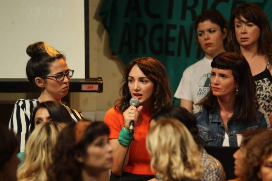 La agrupación Actrices Argentinas se pronunció este martes contra las situaciones de acoso sexual en el medio artístico del país sudamericano, que se suma así a la ola del movimiento #MeToo iniciada en Estados Unidos.<br/><br/>Durante la conferencia la actriz Thelma Fardín relató como había sido violada por su compañero de elenco Juan Darthés, cuando ella tenía 16 años y él 45.<br/><br/><br/><br/>