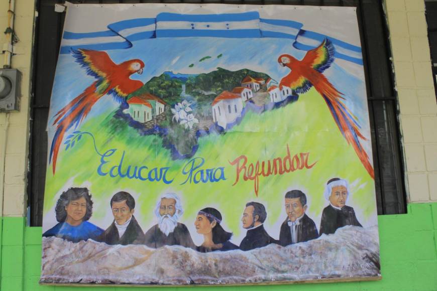 Centro de Educación Básica Luis Landa del Barrio Cabañas engalanó su institución con varias pancartas representativas de las fiestas patrias, promoviendo así la identidad nacional en los niños