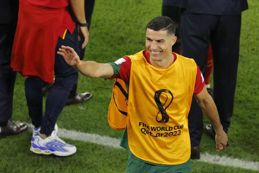 Cristiano Ronaldo saludo a los aficionados portugueses que llegaron al estadio 974 de Doha.