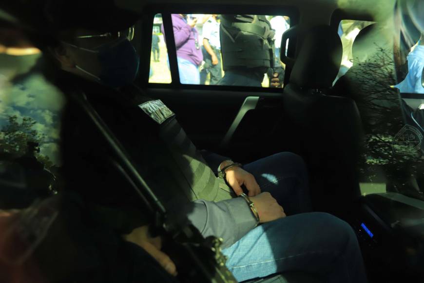 Hernández se despidió de su esposa, salió de su casa, el ministro de Seguridad, Ramón Sabillón le leyó la orden de captura, fue esposado de pies y manos, y en seguida fue trasladado bajo un intenso operativo policial fue trasladado a una celda en el destacamento conocido como Los Cobras, en Tegucigalpa.