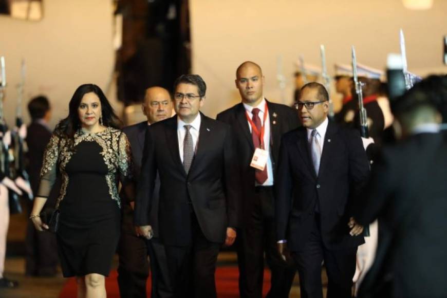 La pareja presidencial arribó anoche al Aeropuerto Internacional de Tocumen, el principal del país, tras la invitación de la presidencia de Panamá.