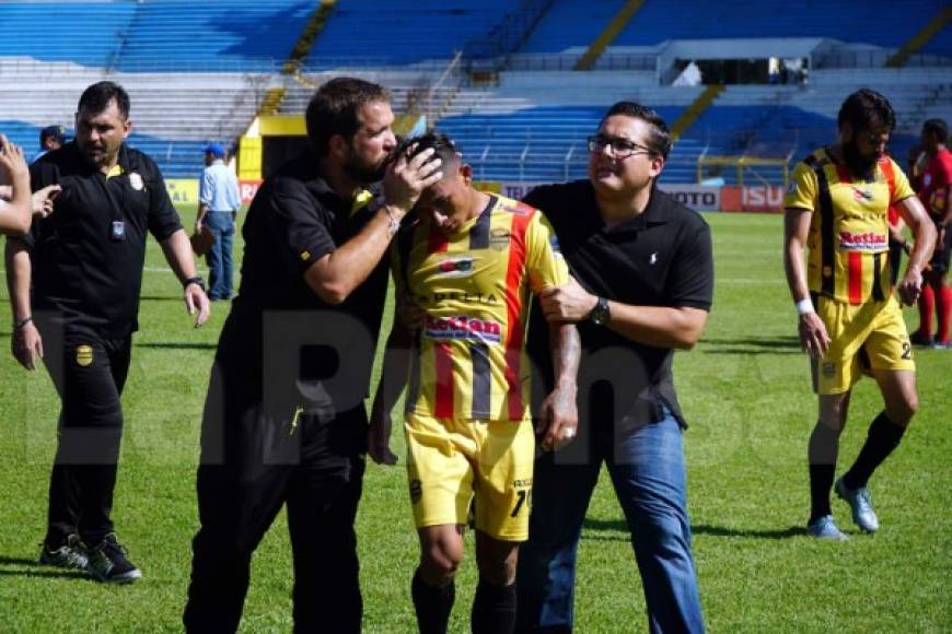 Al final del partido, Iván 'Chino' López también se fue muy molesto del campo y tuvo que ser controlado.