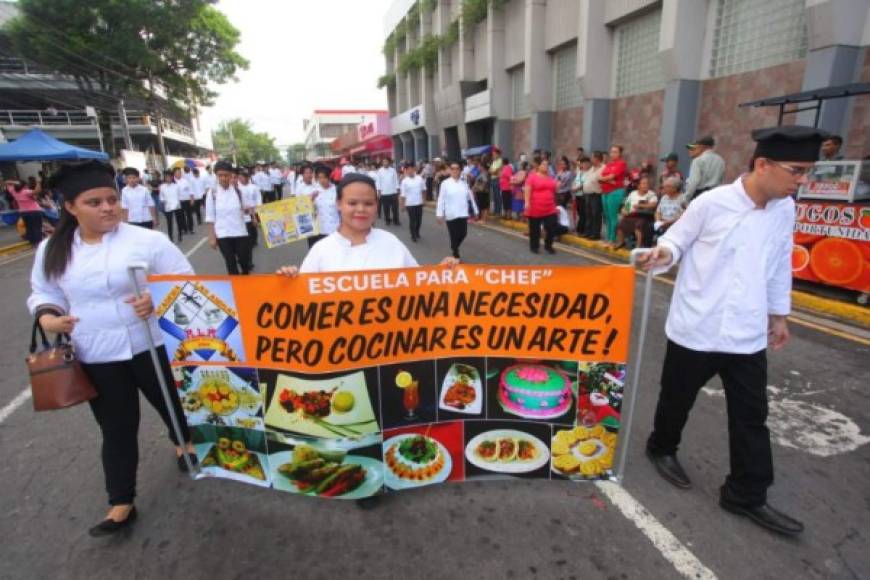 Desde estudiantes de secundaria hasta los próximos maestros de la cocina, todos demostraron su fervor patrio.