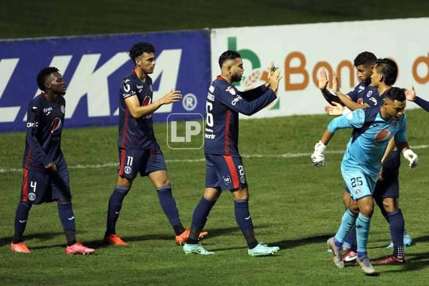 Josué Villafranca es felicitado por sus compañeros tras el gol que anotó.