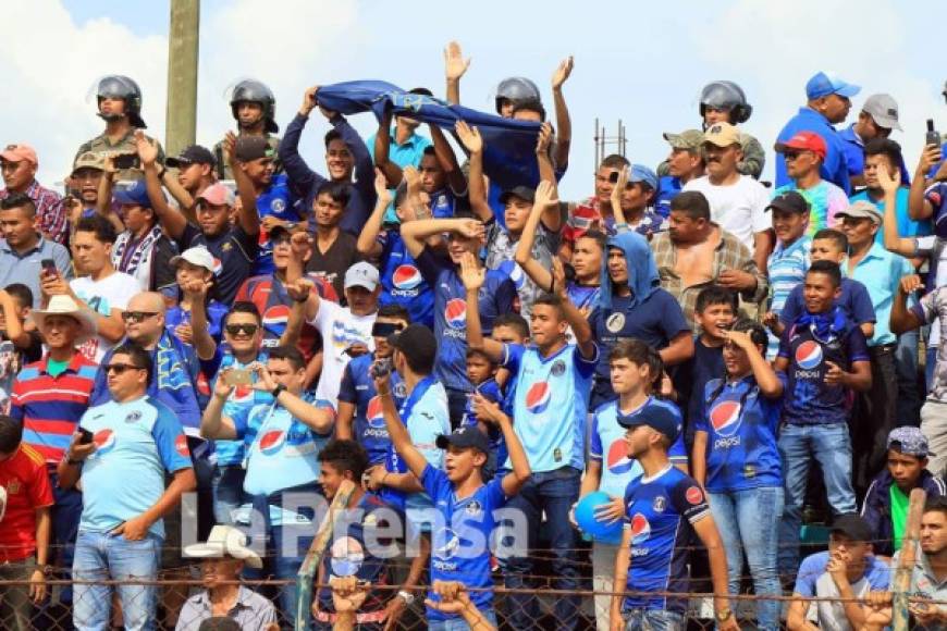 Aficionados del Motagua alentando a su equipo ante Real de Minas en Danlí.