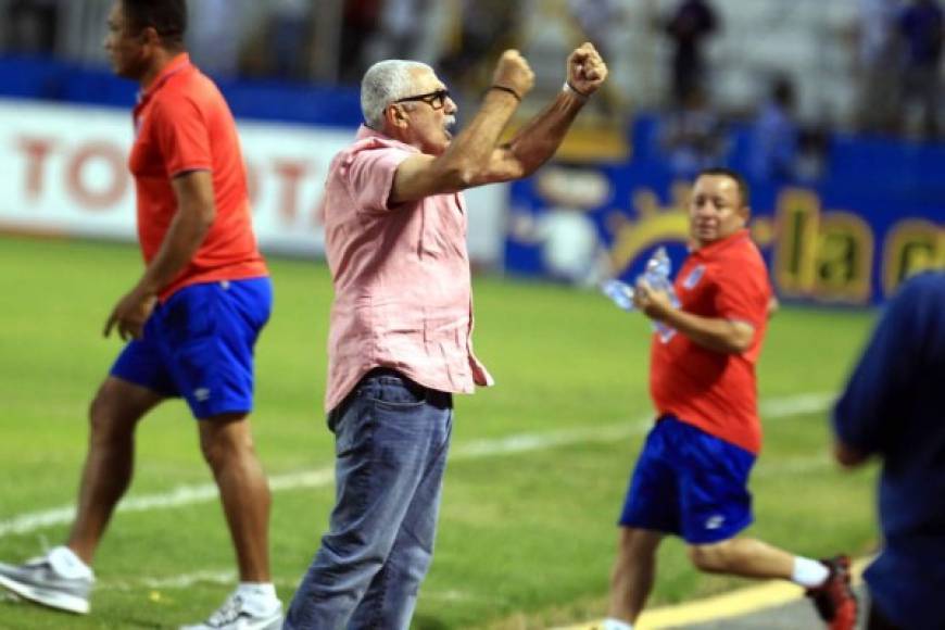 Manuel Keosseián celebrando con mucha euforia el golazo del empate del Olimpia.