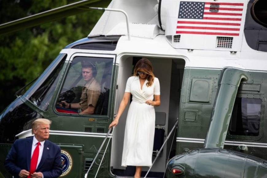 Tras su fin de semana en el Camp David, la primera dama optó por un vestido blanco de Ralph Lauren inspirado en la década de 1940, para posar ante la nube de fotógrafos que le esperaban en las afueras de la Casa Blanca.