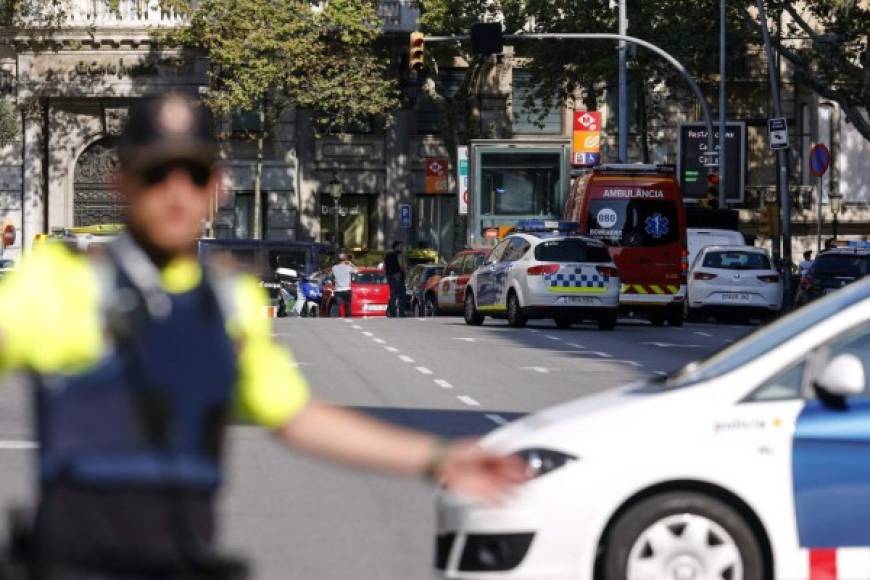 Los establecimientos comerciales y restaurantes fueron cerrados por orden de las autoridades que también paralizaron el transporte público de metro, autobuses, Ferrocarriles de la Generalitat y Renfe.