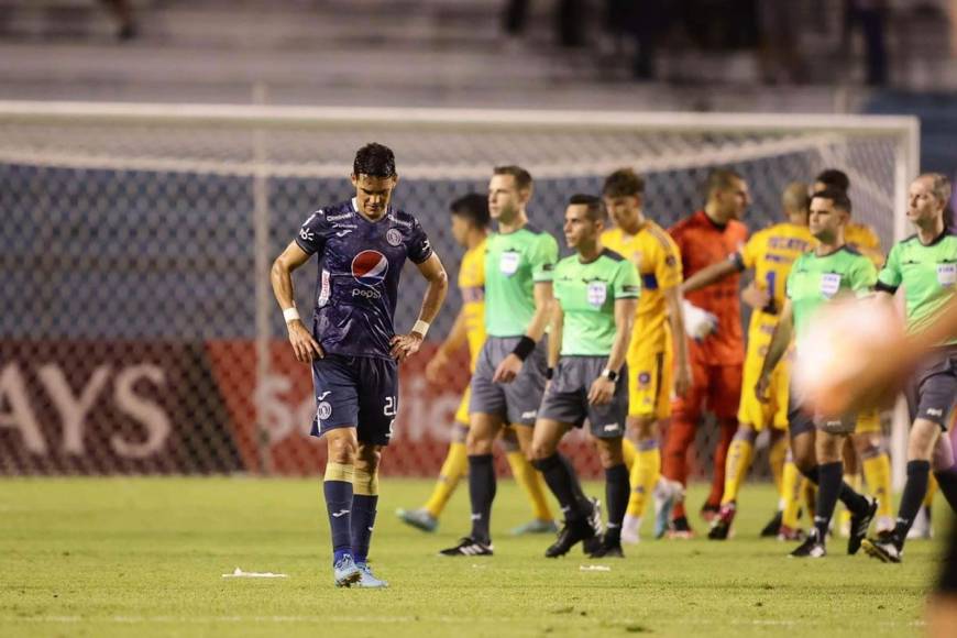El paraguayo Roberto Moreira, cabizbajo tras la derrota del Motagua ante Tigres.