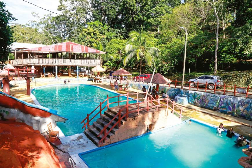 Parque turístico Safari: Safari ofrece 4 piscinas con toboganes, restaurante bar, columpios para niños y un mirador para las fotografías. 