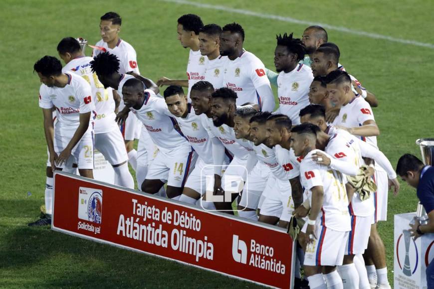 El plantel del Olimpia posando antes del inicio del Clásico contra el Motagua.