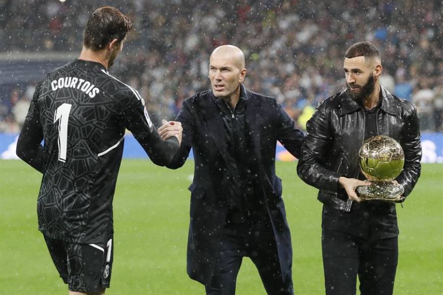 Dicha cláusula entre Deschamps y la FFF, fue ocultado a Zidane y el exentrenador del Real Madrid se enteró de la renovación de Didier por medio de la prensa.