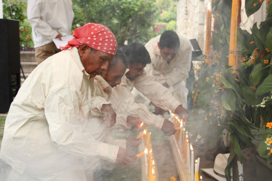 El ritual incluyó la celebración de una plegaria en la que cada miembro de la comunidad ofrenda lo que la tierra le dio y comparte con los niños y la comunidad.