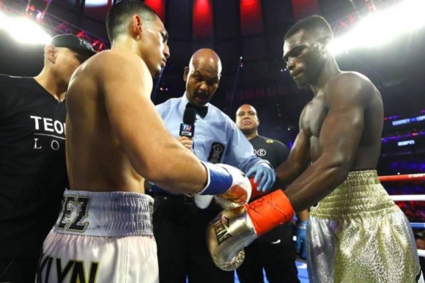 Teófimo López y Richard Commey se saludan antes de la pelea.