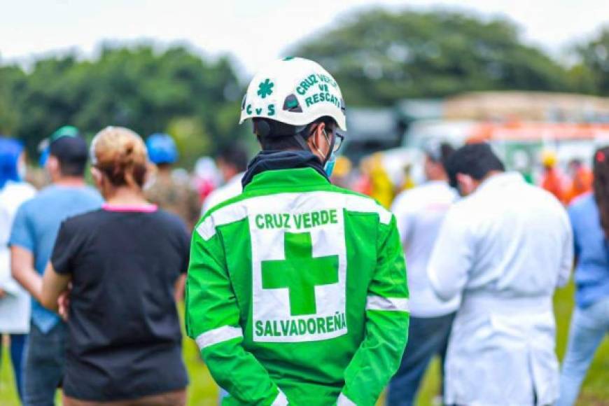 Un contingente de la Cruz Verde salvadoreña también llegó al país el pasado domingo para sumarse a las labores de rescate en el Valle de Sula.