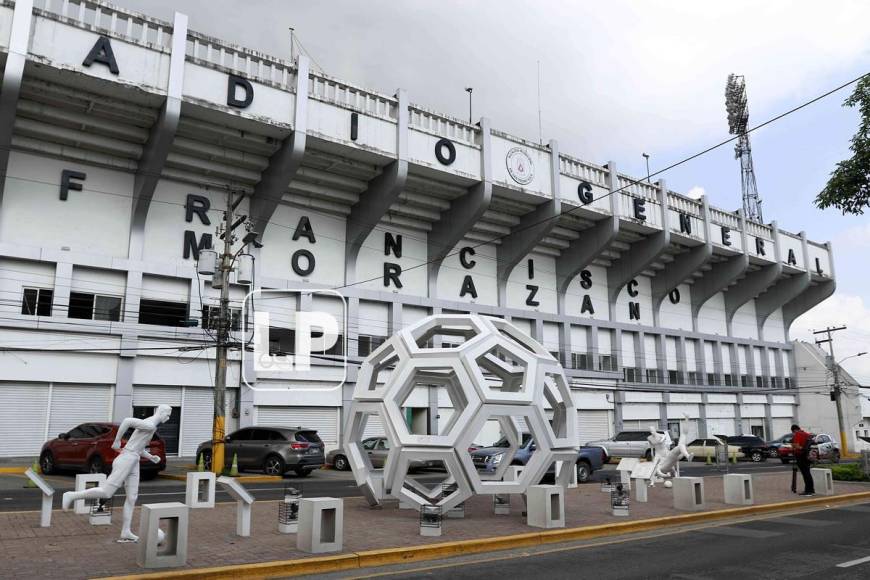 Así luce la Plaza Mundialista cercana al estadio Morazán.