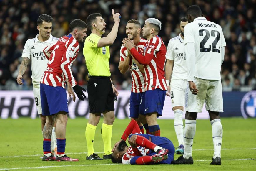 Jugadores del Atlético de Madrid le reclaman y le piden la segunda cartulina amarilla a Dani Ceballos después de otra falta que hizo en el borde del área del Real Madrid.