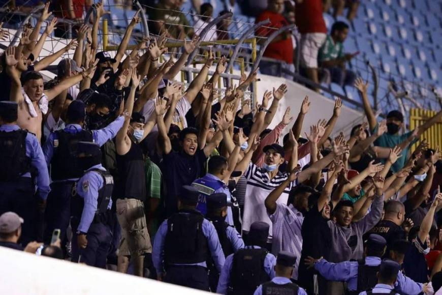 La Policía Nacional logró controlar la riña de los aficionados y retiró del estadio a los simpatizantes del club catedrático. 