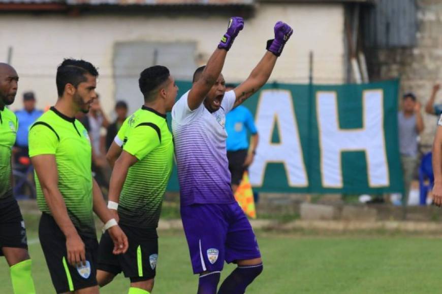 Donaldo Morales celebrando tras detenerle el penal a Mario Martínez.