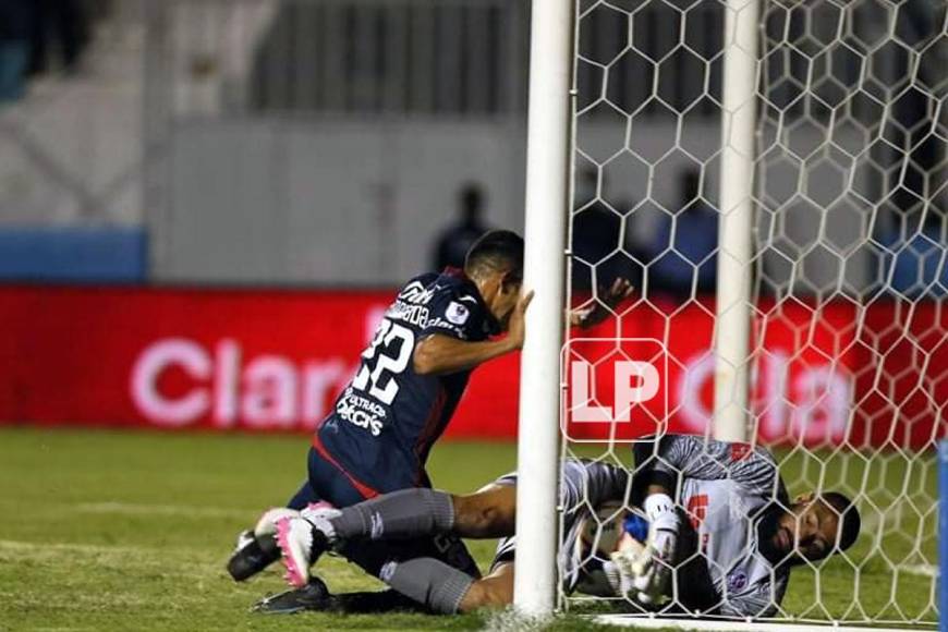 Edrick Menjívar se metió con todo y el balón a su portería en el empate del Motagua marcado por Roberto Moreira.