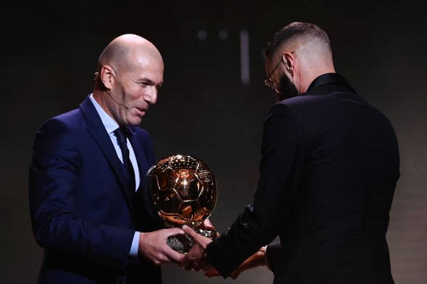 Zinedine Zidane, quien dirigió a Karim Benzema en el Real Madrid, fue el encargado de entregar el Balón de Oro al delantero francés.