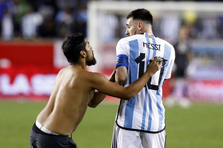 Tras uno de los goles de Messi, un aficionado invadió la cancha y se abalanzó buscando su autógrafo.