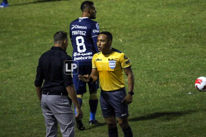 El árbitro salvadoreño Iván Bartón le pide calma al entrenador motagüense Hernán ‘La Tota‘ Medina.