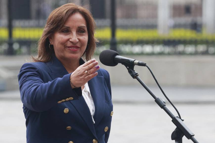 In this handout picture released by the Peruvian Presidency, Peru's new President Dina Boluarte speaks to the press in Lima, on December 8, 2022, a day after being sworn by Congress as Peru's first-ever woman President following the impeachment of Pedro Castillo. - Peruvian Pedro Castillo was impeached and replaced as president by his deputy on Wednesday in a dizzying series of events in the country that has long been prone to political upheaval. Dina Boluarte, a 60-year-old lawyer, was sworn in as Peru's first female president just hours after Castillo tried to wrest control of the legislature in a move criticised as an attempted coup. (Photo by melina Mejia / Peruvian Presidency / AFP) / RESTRICTED TO EDITORIAL USE - MANDATORY CREDIT "AFP PHOTO / PERUVIAN PRESIDENCY / MELINA MEJIA" - NO MARKETING NO ADVERTISING CAMPAIGNS - DISTRIBUTED AS A SERVICE TO CLIENTS