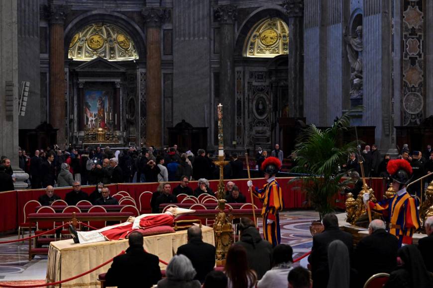 Ratzinger, que en 2013 fue el primer pontífice en renunciar en los últimos seis siglos, yacía sobre un catafalco de tela dorada a los pies del Altar de la Confesión y del baldaquino de Bernini, sobre el lugar en el que según la tradición fue sepultado San Pedro.