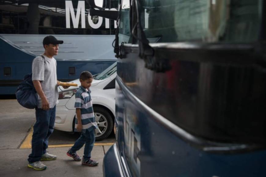 Trump llegó a un acuerdo con el Gobierno de México, obligándolo a militarizar la frontera con Guatemala para evitar el paso de migrantes hacia EEUU a cambio de no imponerle aranceles a sus exportaciones.