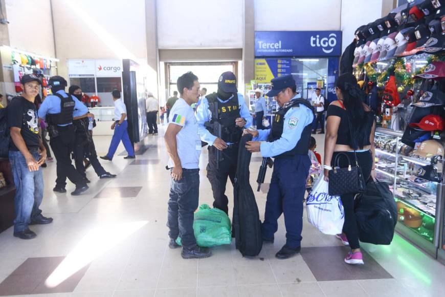 Los agentes de la Policía realizan registro de ciudadanos que circulan por la terminal de buses.