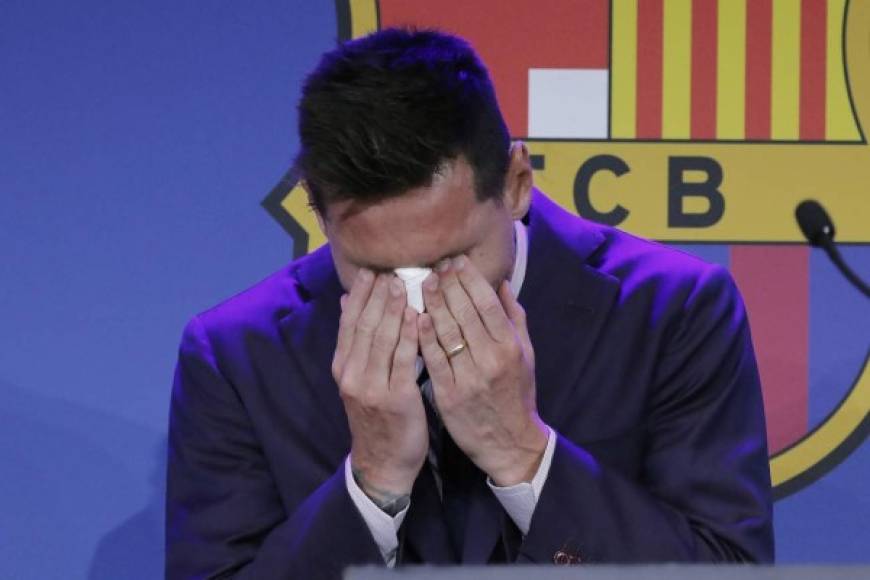 -FOTODELDÍA- BARCELONA, 08/08/2021.- El delantero argentino Lionel Messi, durante su comparecencia este domingo en el Camp Nou para explicar su versión sobre su marcha del conjunto azulgrana, decisión que el club atribuye a razones 'económicas y estructurales', ya que le era imposible inscribir al jugador en LaLiga, al no poder cumplir con el 'fair-play' financiero. EFE/Andreu Dalmau<br/>